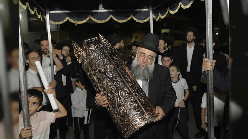 הכנסת ספר תורה והכתרת רב בקהילה החדשה ברכסים