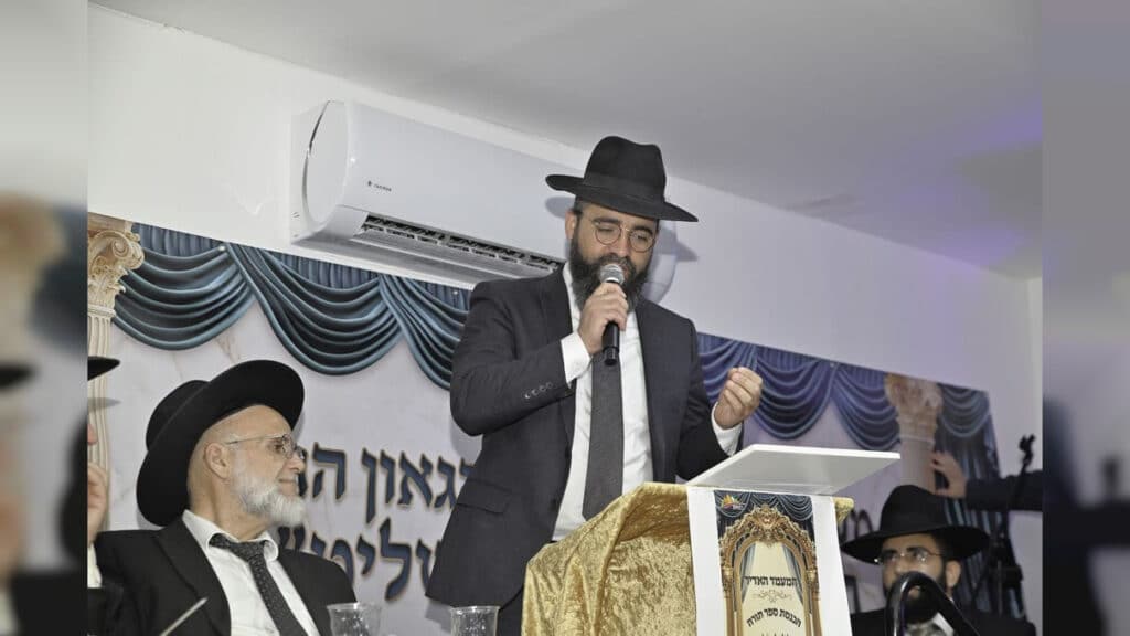 הכנסת ספר תורה והכתרת רב בקהילה החדשה ברכסים