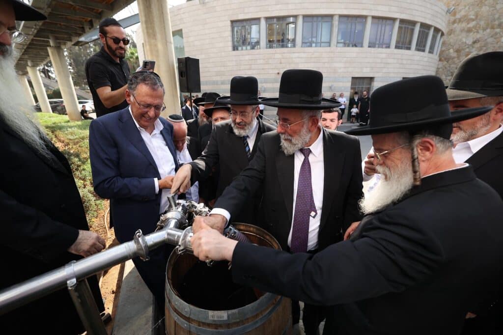 במעמד מרשים ביקב ברקן הופרשו מעל מאה אלף ליטר יין לתרומות ומעשרות 