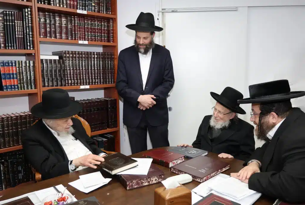 המחבר רבי צבי נפתלי מרגלית שליט"א הגיש את ספרו החדש לגדולי ישראל המחבר רבי צבי נפתלי מרגלית שליט"א הגיש את ספרו החדש לגדולי ישראל