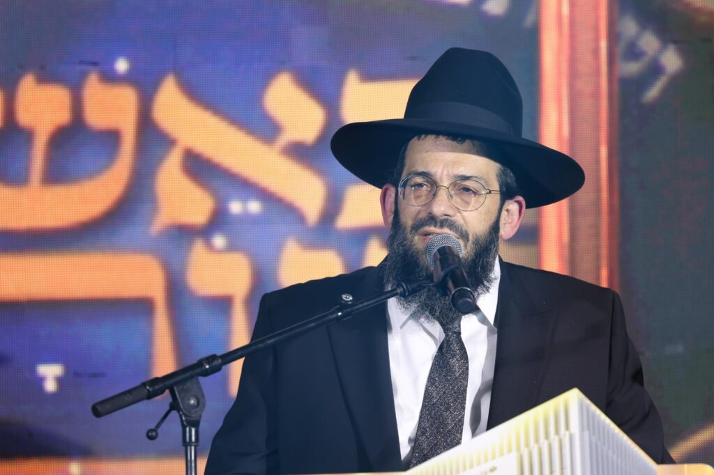 תיעוד: גדולי ישראל הניחו את אבן הפינה לישיבת 'אש התלמוד'