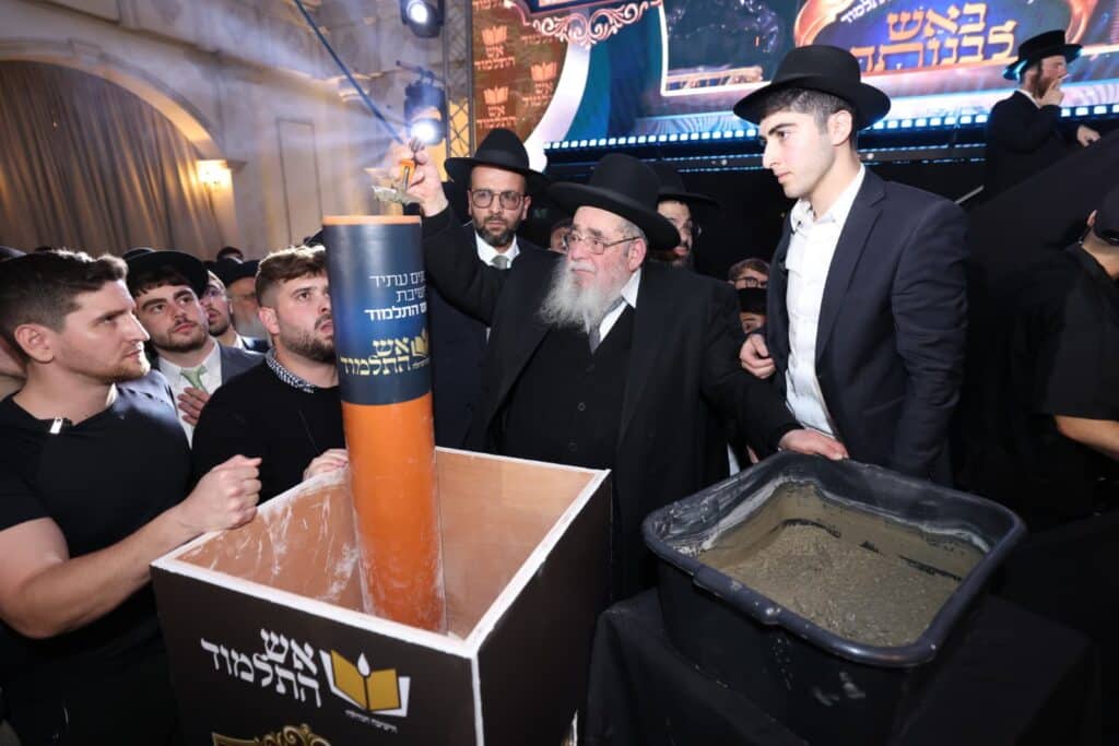 תיעוד: גדולי ישראל הניחו את אבן הפינה לישיבת 'אש התלמוד'