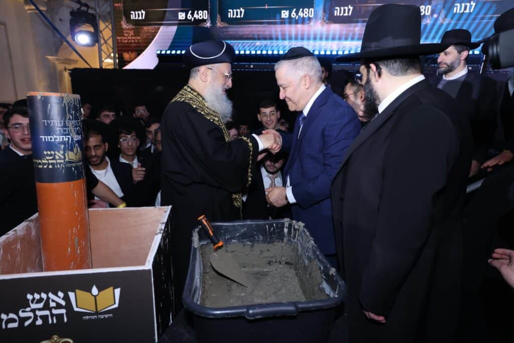 תיעוד: גדולי ישראל הניחו את אבן הפינה לישיבת 'אש התלמוד'