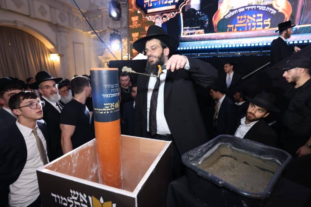 תיעוד: גדולי ישראל הניחו את אבן הפינה לישיבת 'אש התלמוד'