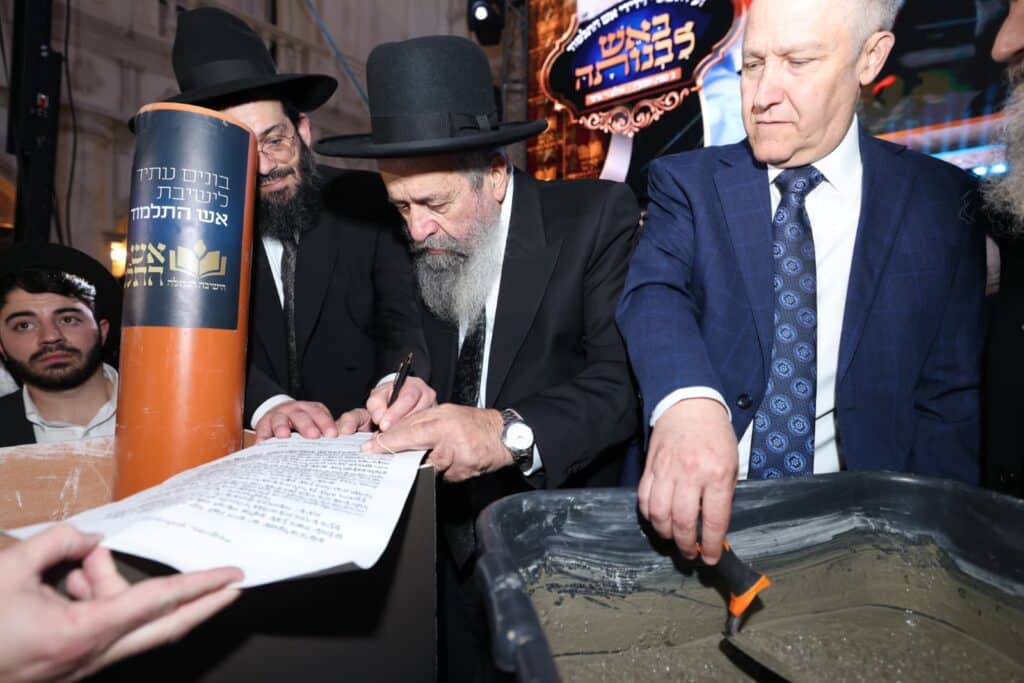 תיעוד: גדולי ישראל הניחו את אבן הפינה לישיבת 'אש התלמוד'