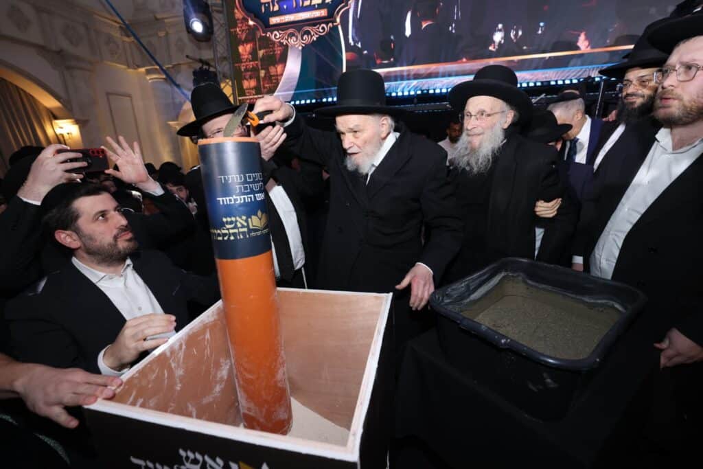 תיעוד: גדולי ישראל הניחו את אבן הפינה לישיבת 'אש התלמוד'