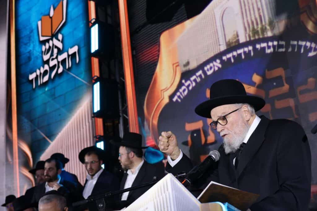 תיעוד: גדולי ישראל הניחו את אבן הפינה לישיבת 'אש התלמוד'