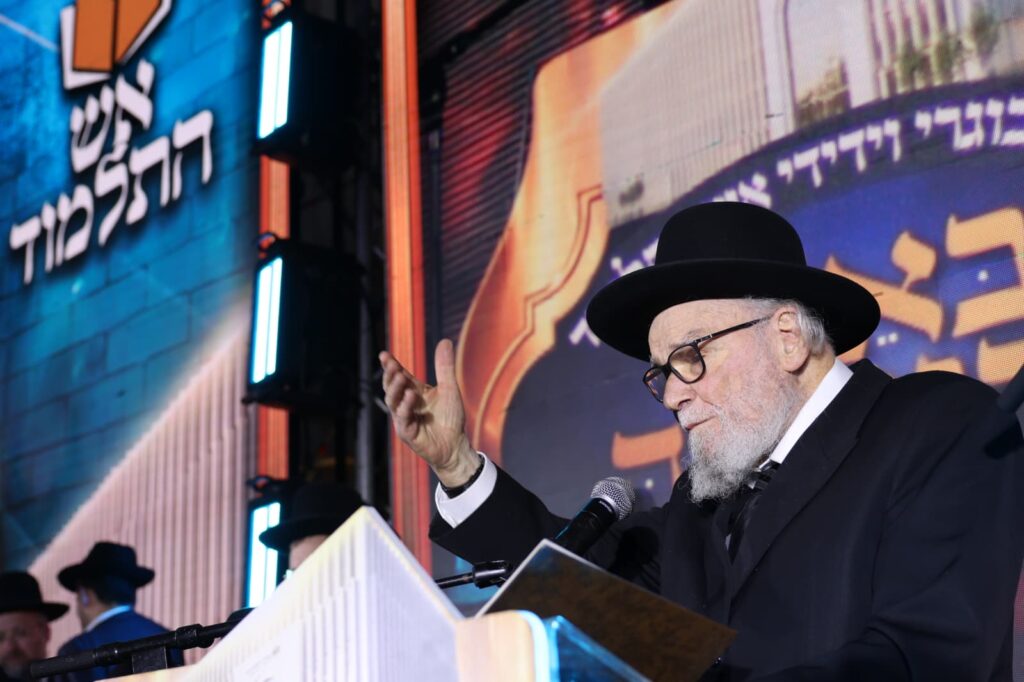 תיעוד: גדולי ישראל הניחו את אבן הפינה לישיבת 'אש התלמוד'