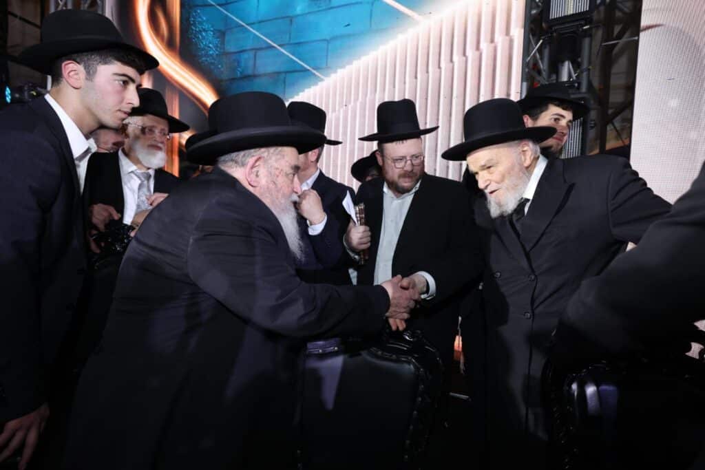 תיעוד: גדולי ישראל הניחו את אבן הפינה לישיבת 'אש התלמוד'