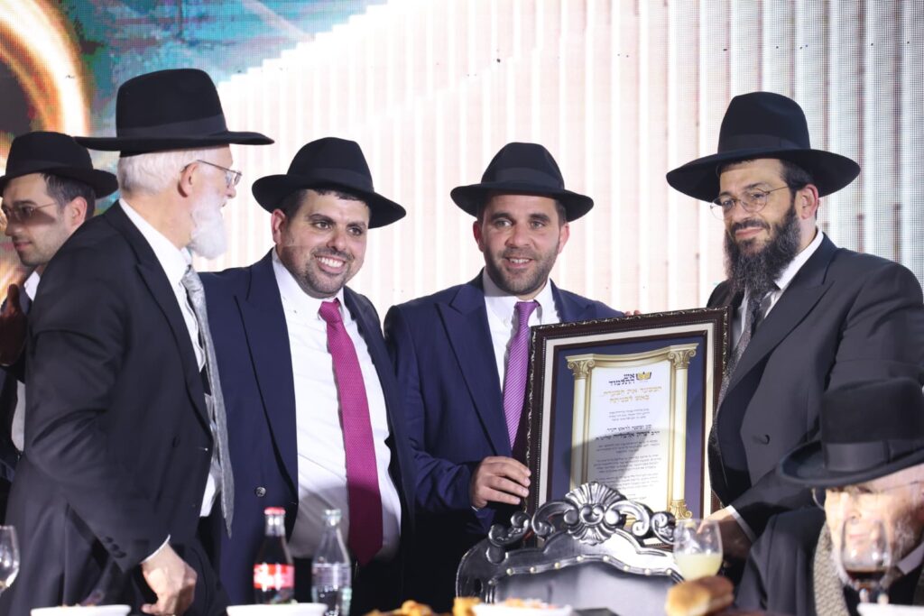 תיעוד: גדולי ישראל הניחו את אבן הפינה לישיבת 'אש התלמוד'