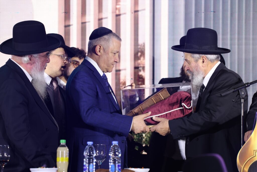 תיעוד: גדולי ישראל הניחו את אבן הפינה לישיבת 'אש התלמוד'