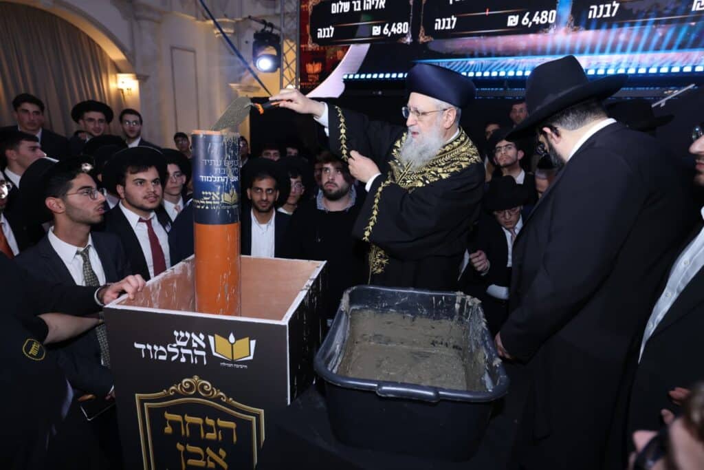 תיעוד: גדולי ישראל הניחו את אבן הפינה לישיבת 'אש התלמוד'