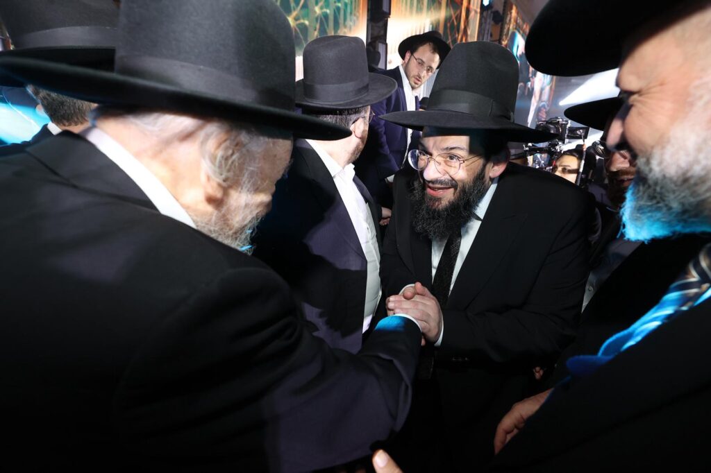 תיעוד: גדולי ישראל הניחו את אבן הפינה לישיבת 'אש התלמוד'