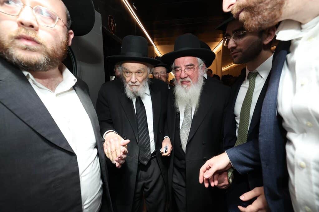 תיעוד: גדולי ישראל הניחו את אבן הפינה לישיבת 'אש התלמוד'