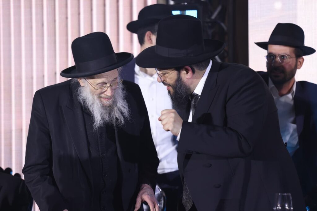 תיעוד: גדולי ישראל הניחו את אבן הפינה לישיבת 'אש התלמוד'