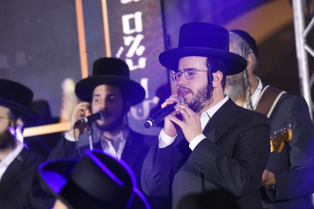 תיעוד: גדולי ישראל הניחו את אבן הפינה לישיבת 'אש התלמוד'