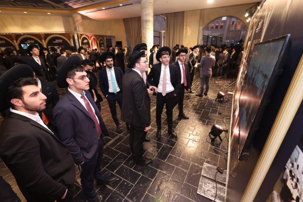 תיעוד: גדולי ישראל הניחו את אבן הפינה לישיבת 'אש התלמוד'