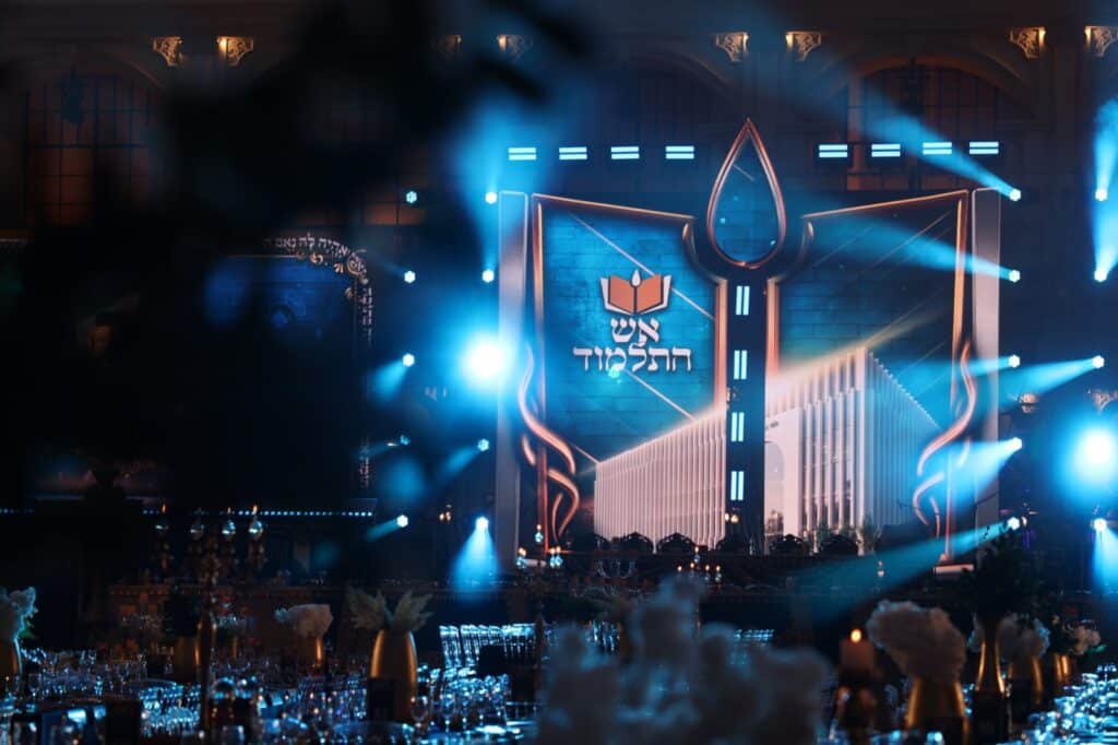 תיעוד: גדולי ישראל הניחו את אבן הפינה לישיבת 'אש התלמוד'