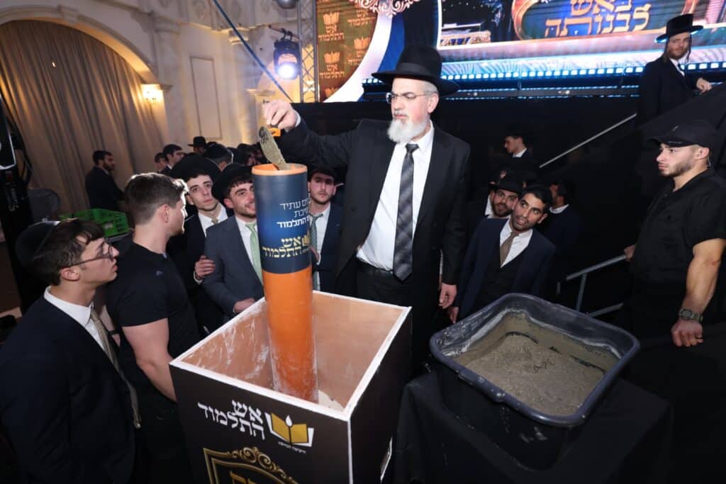 תיעוד: גדולי ישראל הניחו את אבן הפינה לישיבת 'אש התלמוד'