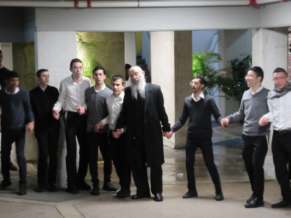 ראש ישיבת "בית שמעיה" בהדלקת נרות עם תלמידי הישיבה