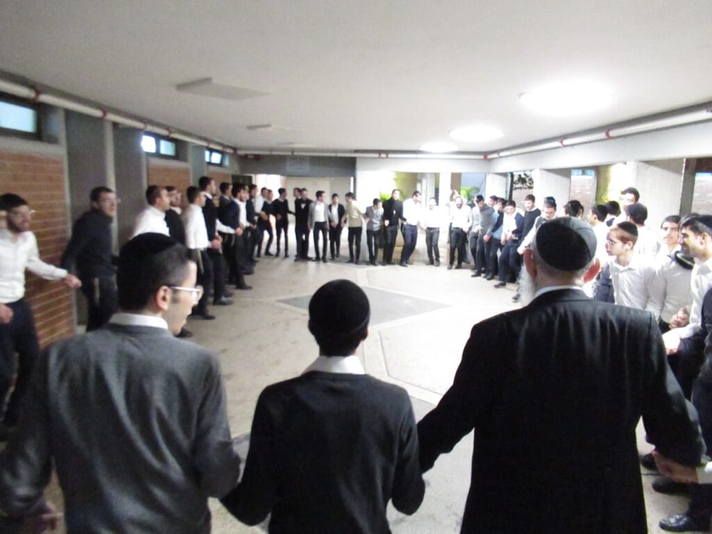 ראש ישיבת "בית שמעיה" בהדלקת נרות עם תלמידי הישיבה