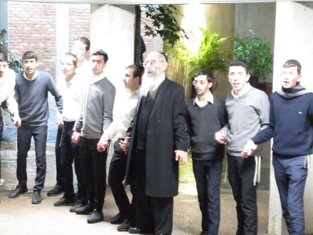 ראש ישיבת "בית שמעיה" בהדלקת נרות עם תלמידי הישיבה