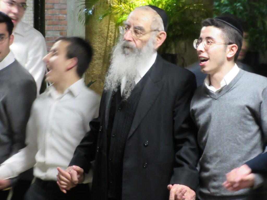 ראש ישיבת "בית שמעיה" בהדלקת נרות עם תלמידי הישיבה