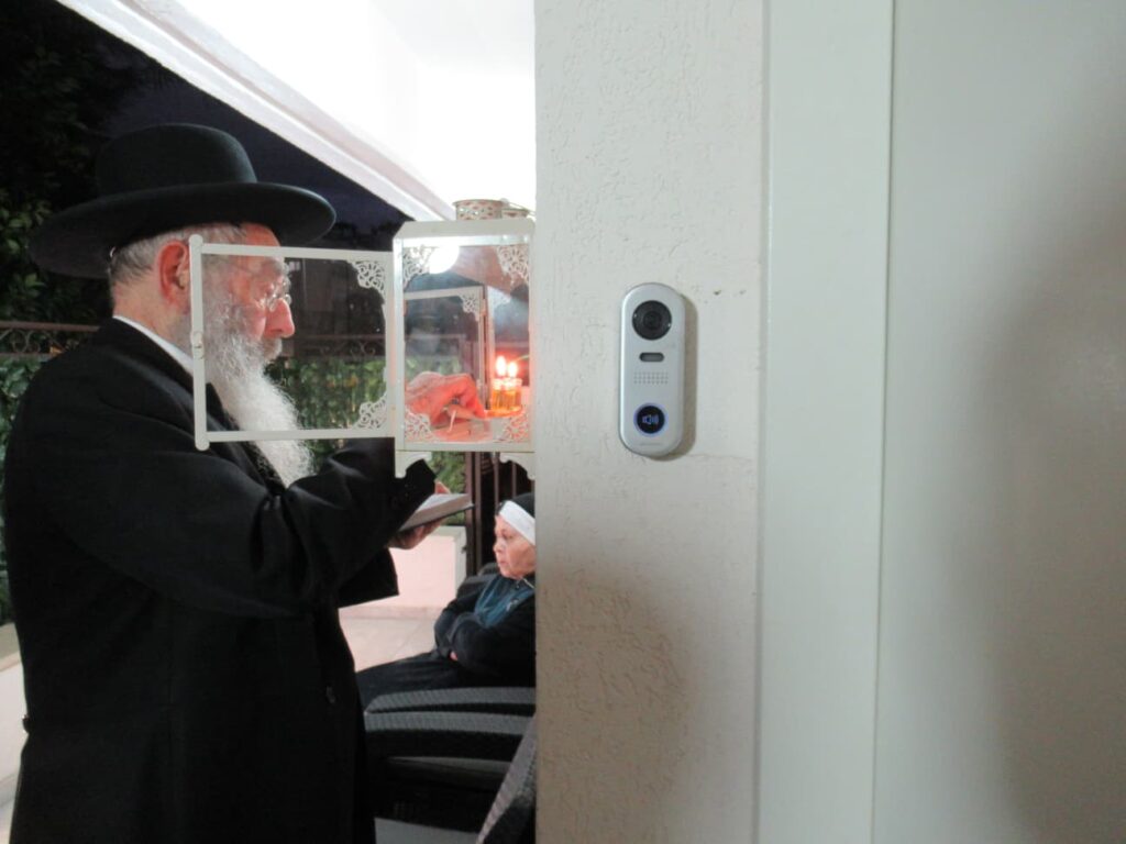 ראש ישיבת "בית שמעיה" בהדלקת נרות עם תלמידי הישיבה