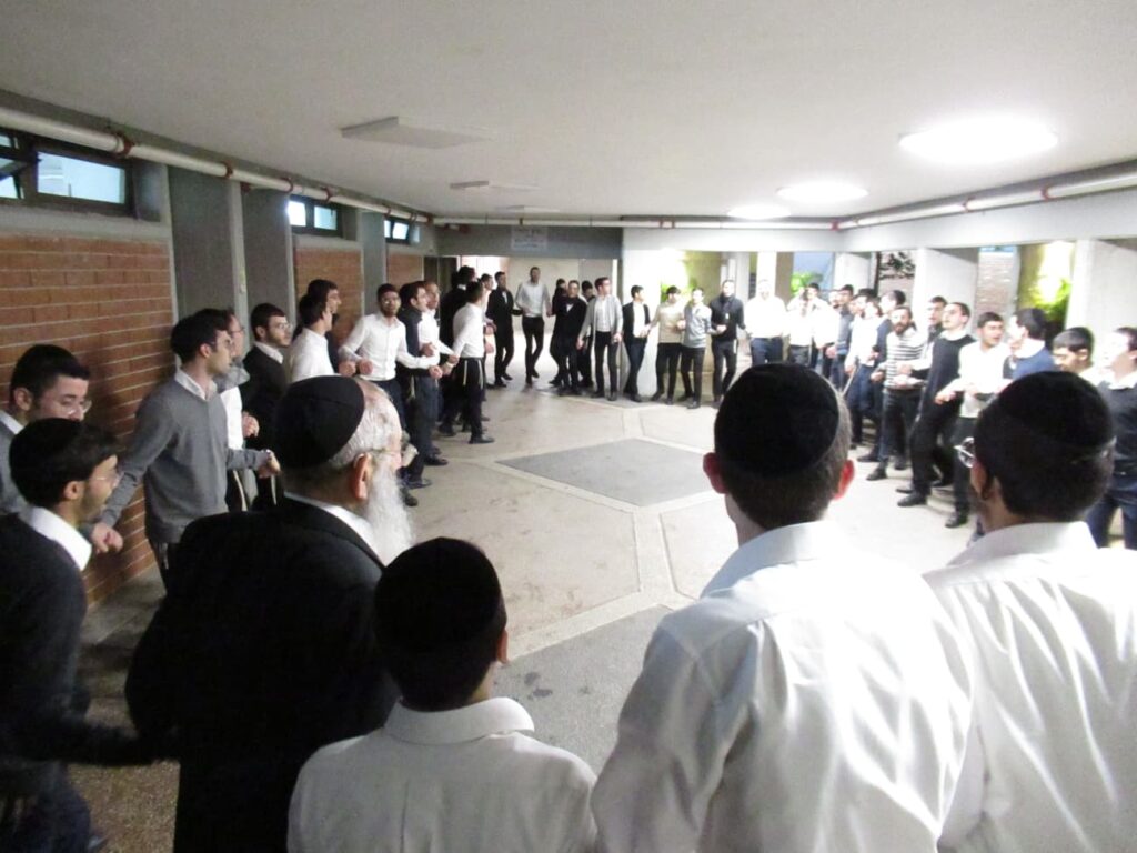 ראש ישיבת "בית שמעיה" בהדלקת נרות עם תלמידי הישיבה