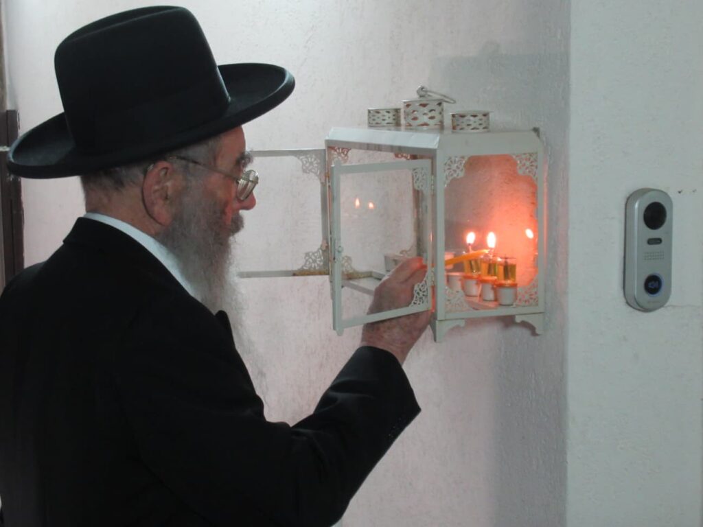 ראש ישיבת "בית שמעיה" בהדלקת נרות עם תלמידי הישיבה