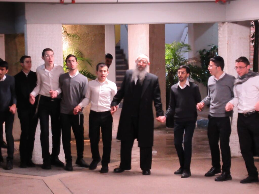 ראש ישיבת "בית שמעיה" בהדלקת נרות עם תלמידי הישיבה