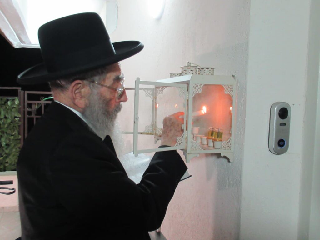 ראש ישיבת "בית שמעיה" בהדלקת נרות עם תלמידי הישיבה