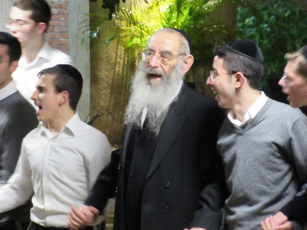 ראש ישיבת "בית שמעיה" בהדלקת נרות עם תלמידי הישיבה