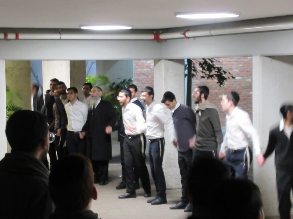 ראש ישיבת "בית שמעיה" בהדלקת נרות עם תלמידי הישיבה