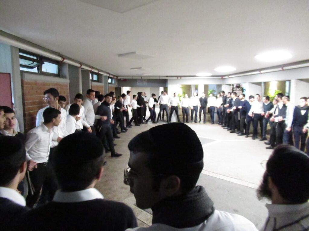 ראש ישיבת "בית שמעיה" בהדלקת נרות עם תלמידי הישיבה