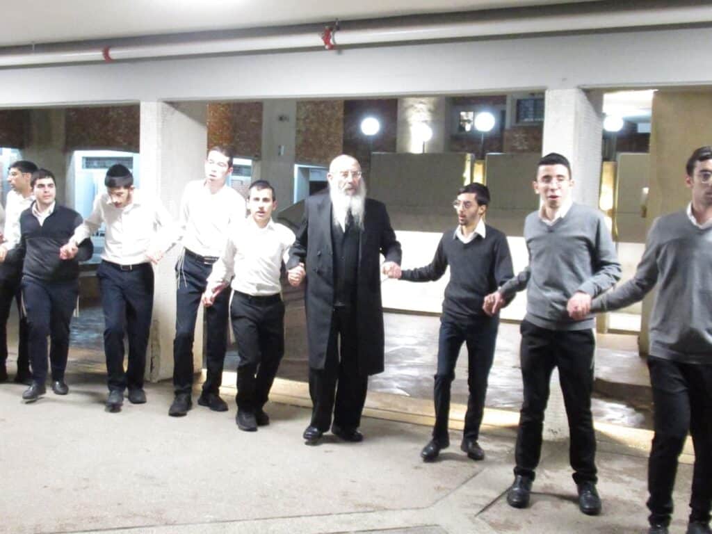 ראש ישיבת "בית שמעיה" בהדלקת נרות עם תלמידי הישיבה