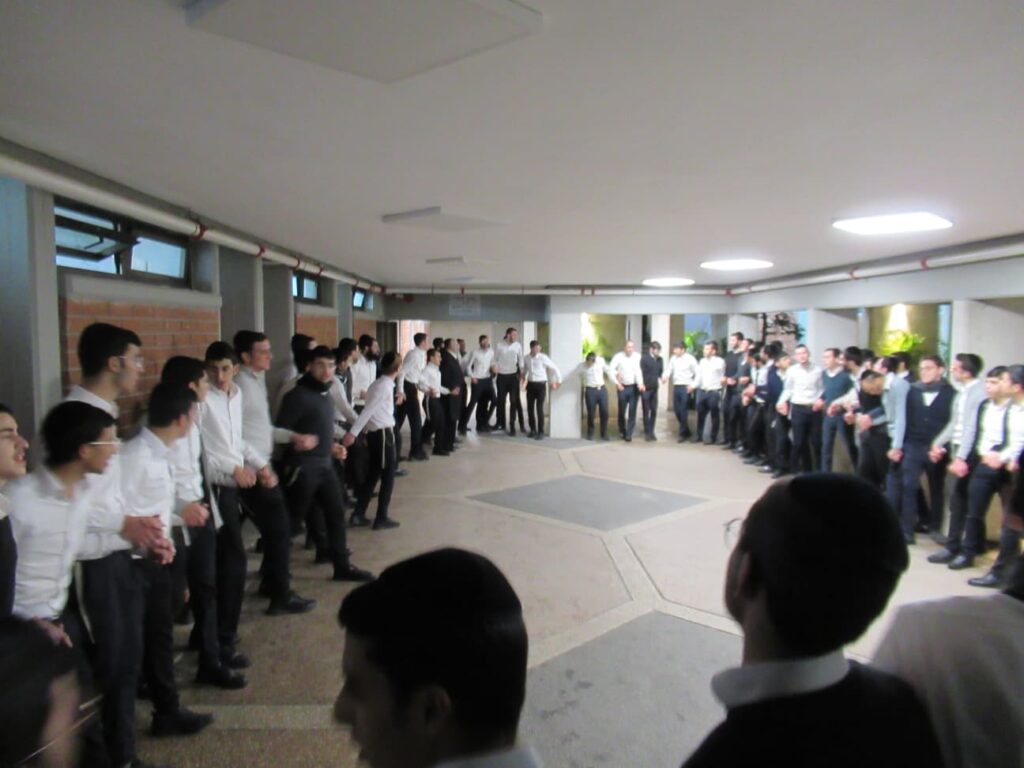 ראש ישיבת "בית שמעיה" בהדלקת נרות עם תלמידי הישיבה