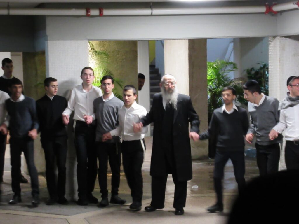 ראש ישיבת "בית שמעיה" בהדלקת נרות עם תלמידי הישיבה