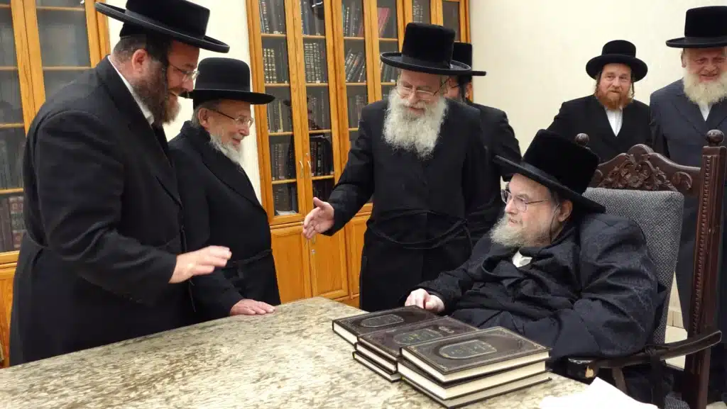 המחבר רבי צבי נפתלי מרגלית שליט"א הגיש את ספרו החדש לגדולי ישראל המחבר רבי צבי נפתלי מרגלית שליט"א הגיש את ספרו החדש לגדולי ישראל