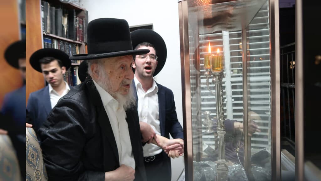 המשב"ק: המשגיח שעזב את הכנס ומנורת הענק שנחנכה