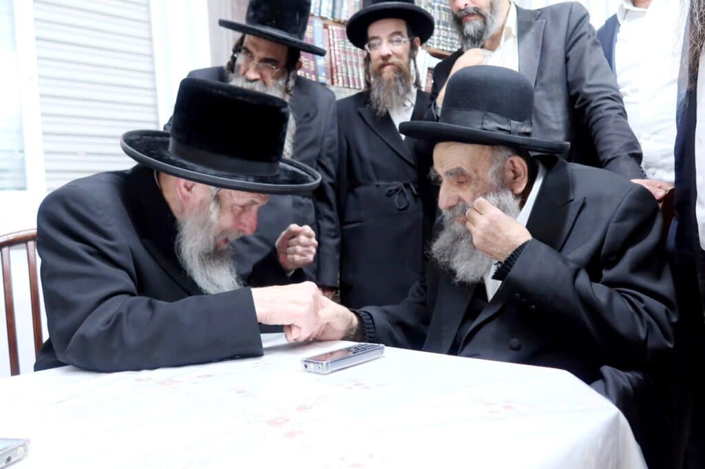 האדמו"ר מסלאנים בביקור נדיר במעונו הגר"מ צדקה