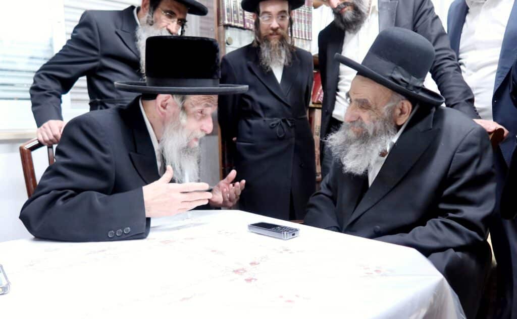 האדמו"ר מסלאנים בביקור נדיר במעונו הגר"מ צדקה