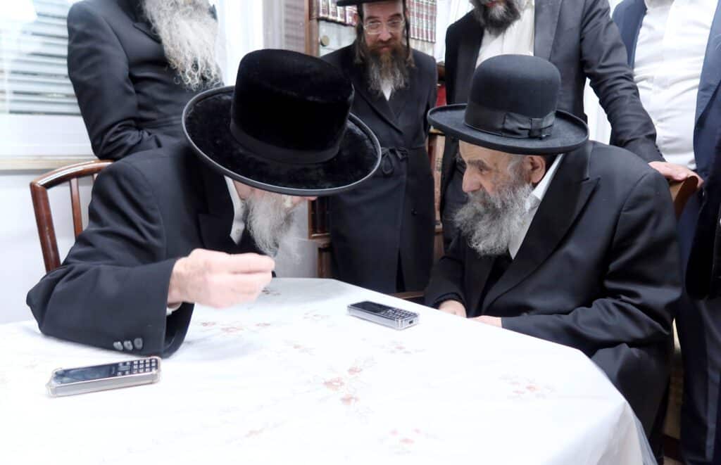 האדמו"ר מסלאנים בביקור נדיר במעונו הגר"מ צדקה