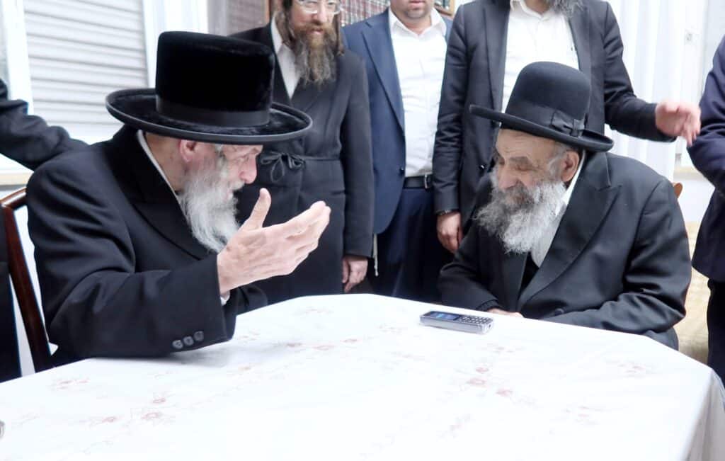 האדמו"ר מסלאנים בביקור נדיר במעונו הגר"מ צדקה