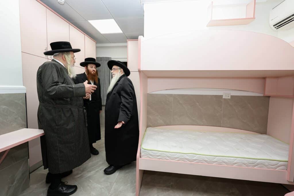 חיזוק ומטבעות לחנוכה: האדמו"ר מצאנז ביקר בבית לפליטות