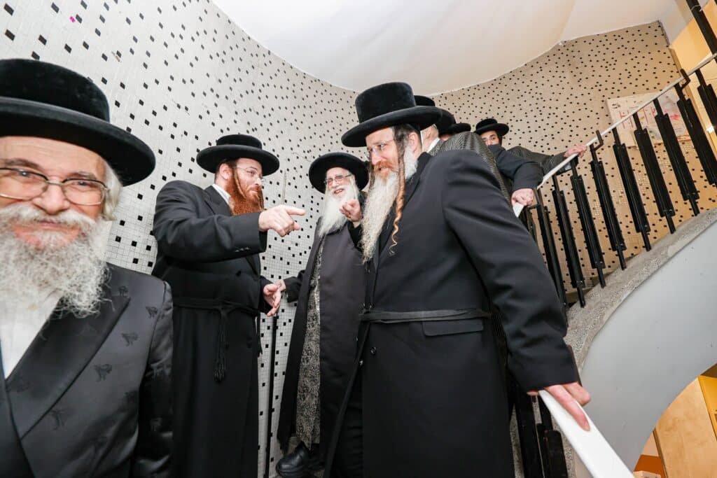 חיזוק ומטבעות לחנוכה: האדמו"ר מצאנז ביקר בבית לפליטות