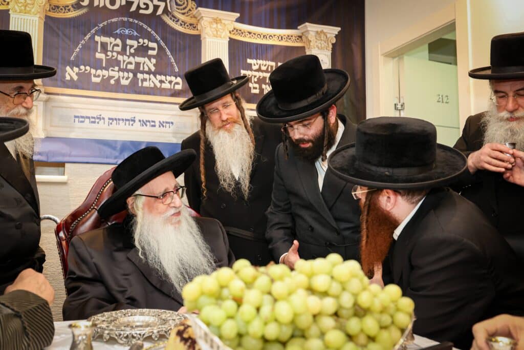 חיזוק ומטבעות לחנוכה: האדמו"ר מצאנז ביקר בבית לפליטות