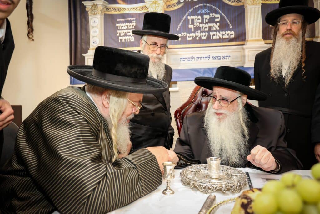 חיזוק ומטבעות לחנוכה: האדמו"ר מצאנז ביקר בבית לפליטות