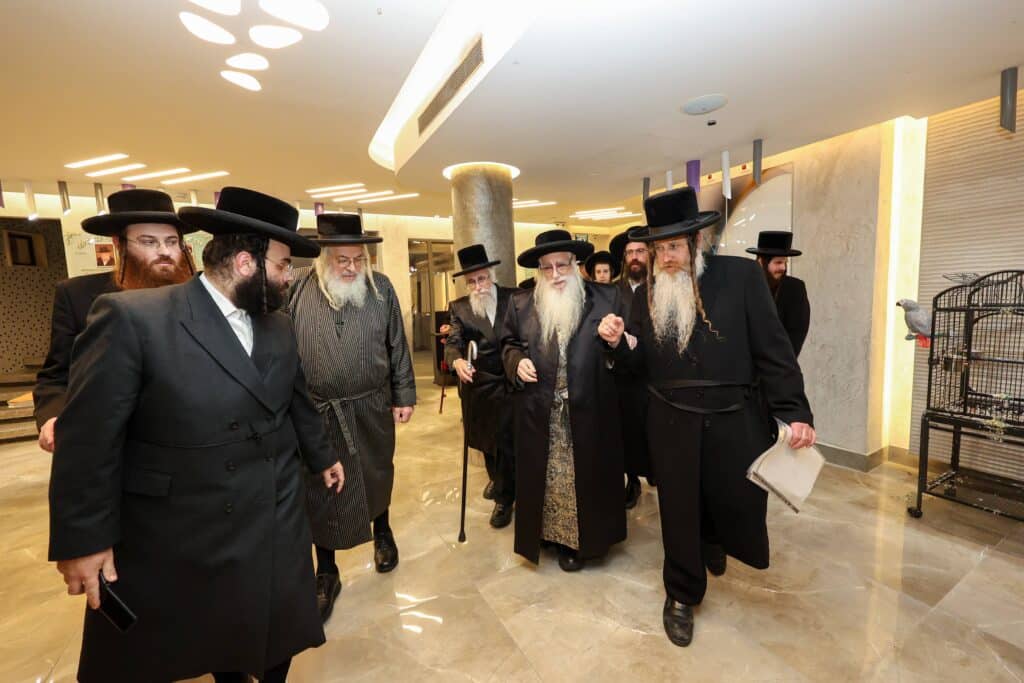 חיזוק ומטבעות לחנוכה: האדמו"ר מצאנז ביקר בבית לפליטות