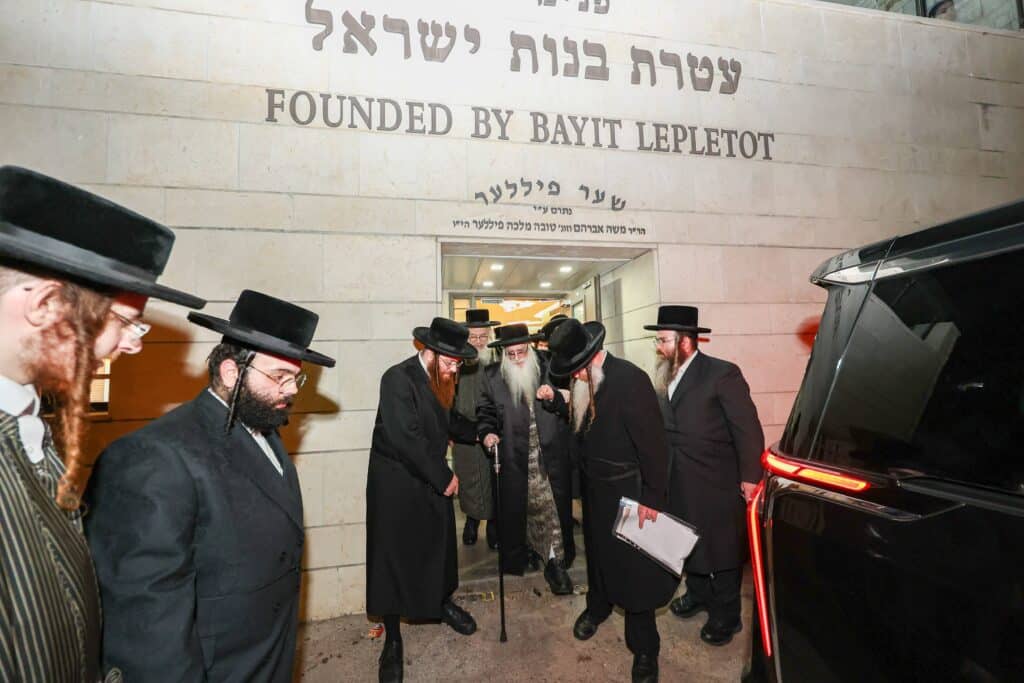 חיזוק ומטבעות לחנוכה: האדמו"ר מצאנז ביקר בבית לפליטות